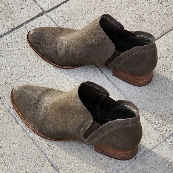 Vince Camuto Carlal Taupe Leather Booties Luxury Silk Goat Texture Ankle Boots - Picture 5 of 16